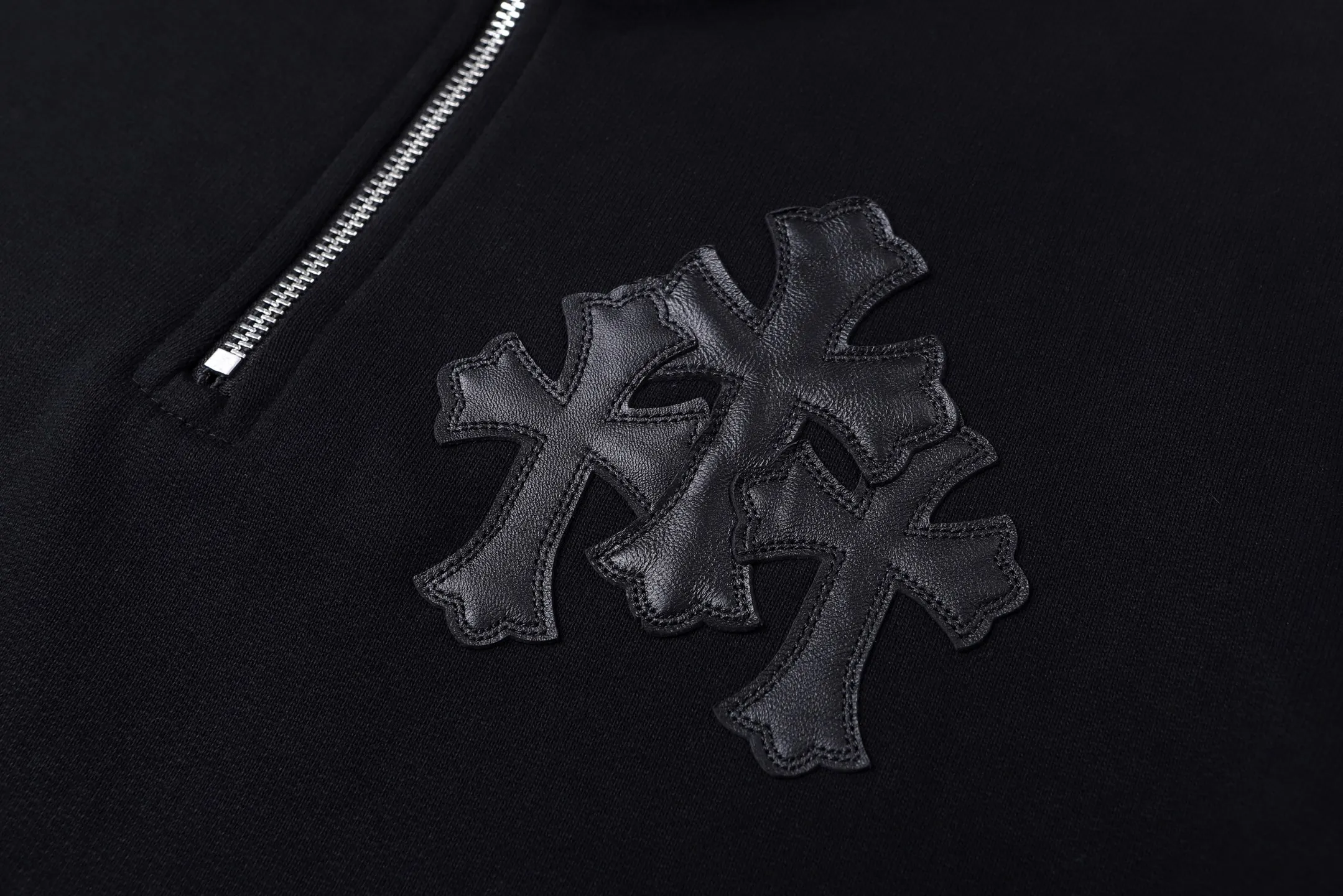 P450 Chrome Hearts 25SS leather cross half-zip long-sleeved sweatshirt ●Authentic product purchased and developed by 22719 ●480g linen-feel combed cotton fabric ●430g 1*1 matching high-end brand rib ●Fabric fermentation ●Template embroidery ●Customized 1:1 leather ●Customized 1:1 back label ●Customized 1:1 zipper ●Customized 1:1 trademark ●Fit version ●Size: S M L XL ●Model number: 2013/4B#10